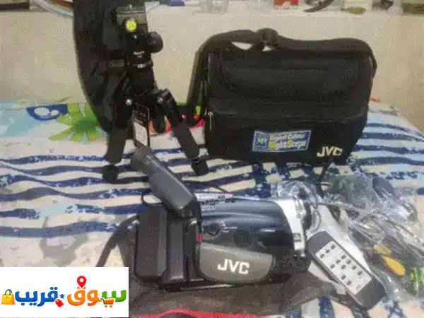 كاميرا نوعها jvc صناعة يابانية super vhs ديجيتال زوم 700 x شاشة بها جميع اللغات واللغة العربية أيضا ... 3