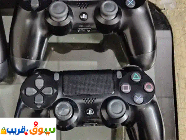 سوني 4 للبيع نظيف على الشرط مو مغير ولا شيء ما قد خش صيانة معه 2 أيادي حقته الأصيله معه سلك البور ... 2