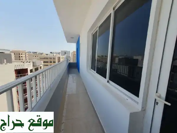 شقة سكنية للبيع مع التكييف مكونة من ثلاث غرف...