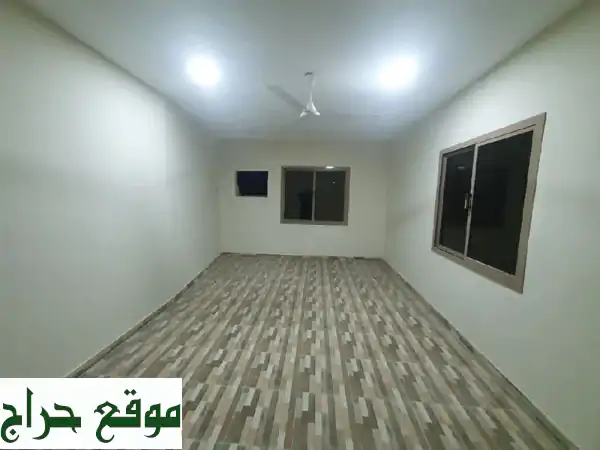 شقة سكنية للإيجار يفضل عزاب مكونة من غرفتين كبير...