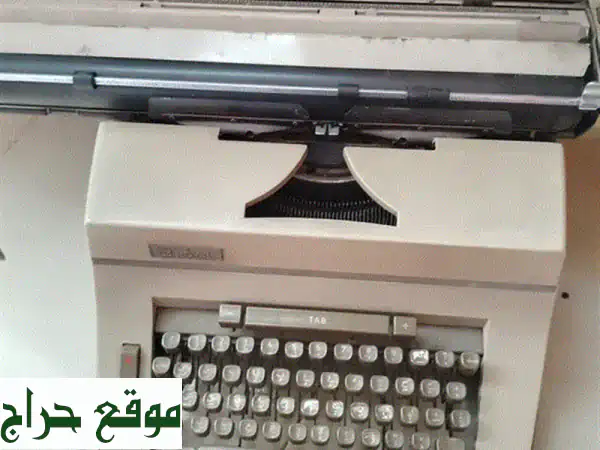 آلة كتابة مستعمله نظيفه