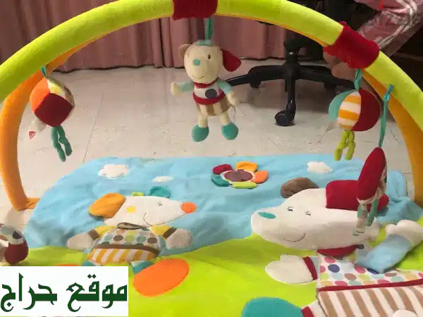 بساط لعب أطفال فاخر ومستلزمات (شبه جديد) | ملابس وإكسسوارات أطفال بحالة ممتازة!