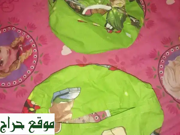فرصة لا تعوض: طقم مفروشات سرير أطفال (مفرد ونص) + برادي 'سنو' | تصميم بن تن | بحالة ممتازة | بسعر 20$!