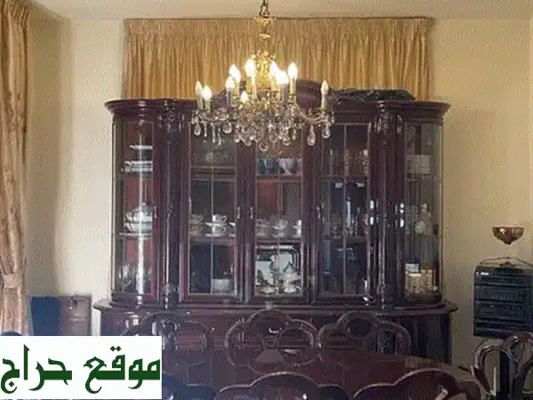 غرفة سفرة إيطالية فاخرة كاملة: طاولة، كراسي، وفيترين...