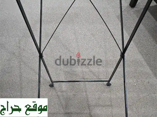 حوّل مساحتك الخارجية: طاولة حديقة خشبية أنيقة بحالة ممتازة | مثالية للبلكونة والحديقة!