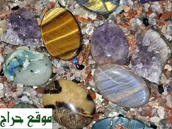 صندوق الأحجار الكريمة: اكتشف كنوز الأرض | تشكيلة كريستالات طبيعية فريدة!
