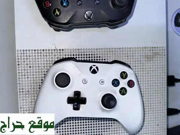 إكس بوكس ون إس (Xbox One S) + GTA V DVD بحالة ممتازة - للبيع أو البدل! انطلق في عالم الألعاب الآن.