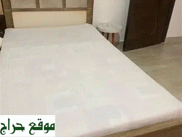 فرصة لا تعوض! خزانة ملابس سحاب خشب لاتيه (طابقين) بحالة ممتازة - 100$ فقط!