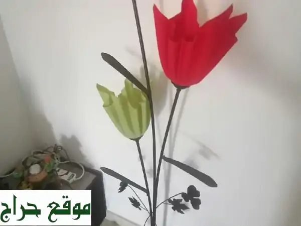 أضفي سحراً على منزلك بأباجورة ثلاث ورود مضيئة ✨