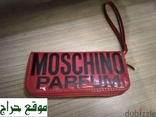 حقيبة عطر Moschino الجديدة: أناقة لا تُقاوم، وعبيرٌ ساحر!