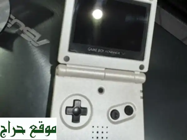 استمتع مجدداً بطفولتك!  Game Boy SP مع شاشة IPS محسّنة، بطارية أكبر، وعلبة شحن - فقط 65 دينار!