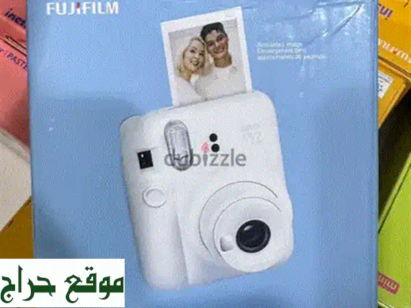 التقط ذكرياتك بلمسة سحرية مع كاميرا فوجي Instax Mini 12! ✨