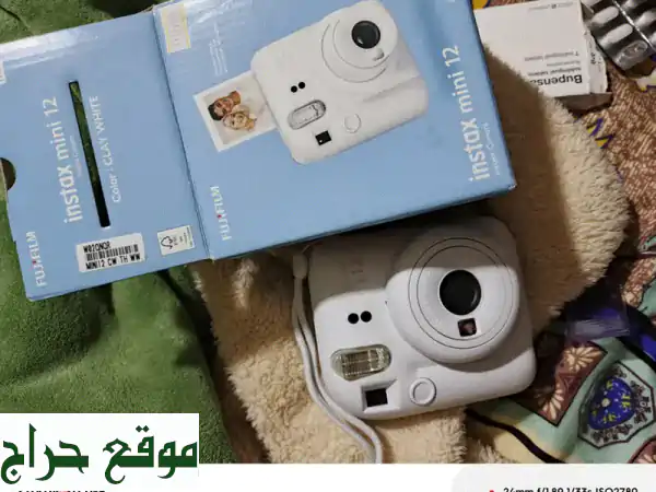 التقط ذكرياتك بلمسة سحرية مع كاميرا فوجي Instax Mini 12! ✨