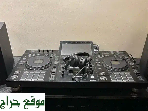 طقم DJ احترافي شبه جديد! (RX3 + سماعات + مكبرات صوت + طاولة DJ)