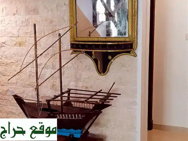 كنوز الماضي تتحدث إليك:  دهاوية خشبية، راديوهات عتيقة، وساعات حائطية نادرة للبيع!