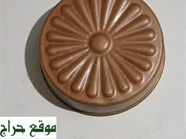 صحون نحاس حمراء أوروبية قديمة - تحفة فنية تعلق على حائطك!
