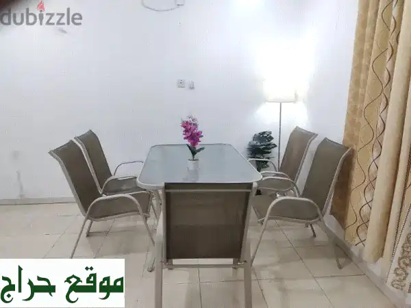 طقم طاولة خارجية مع 5 كراسي - حالة ممتازة! (عرض خاص)