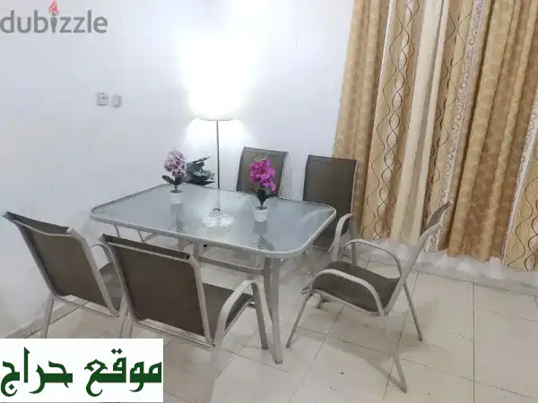 طقم طاولة خارجية مع 5 كراسي - حالة ممتازة! (عرض خاص)