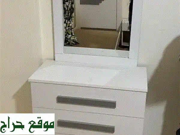 شَنْفِيرَة أنيقة مع مرايا -  أبيض فاخر ومسكات...