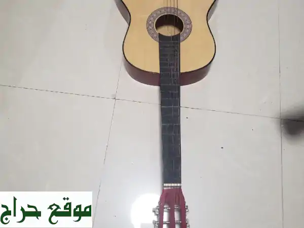 جيتار كلاسيكي للبيع - حالة ممتازة - 200 درهم فقط! (البرشاء)