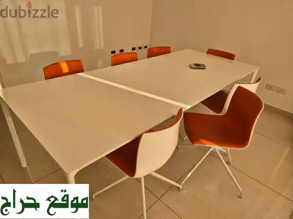 طاولة اجتماعات أنيقة من أربر إيطاليا (تسع ٦ كراسي) - مثالية للمناسبات الخاصة!
