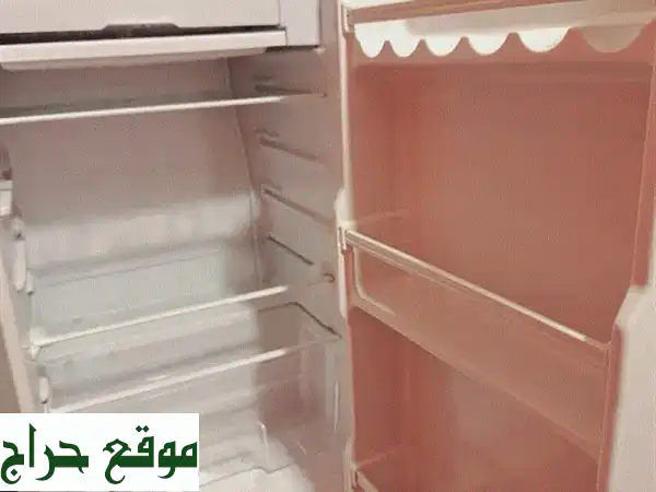براد مكتب صغير، نظيف كأنه جديد! (مستعمل شهر فقط)
