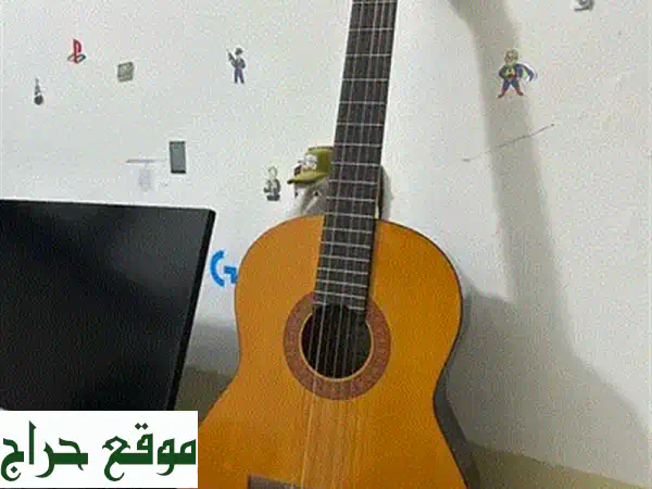 جيتار كلاسيكي ٦ أوتار - حالة ممتازة كالجديـد! (مع كابو)