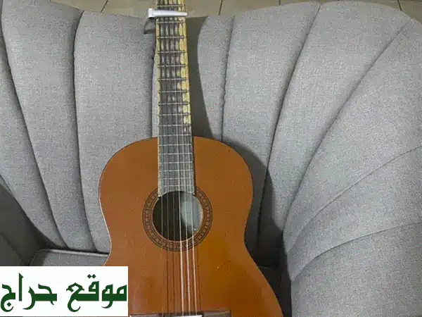 جيتار كلاسيكي ٦ أوتار - حالة ممتازة كالجديـد! (مع كابو)