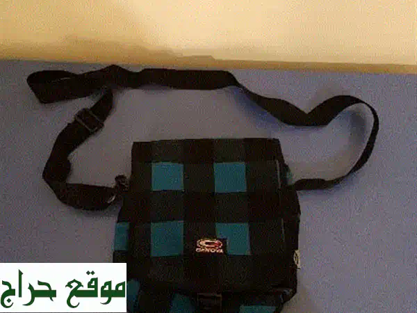 شنطة صغيرة أنيقة مستعملة، بحالة ممتازة! (15$) -...