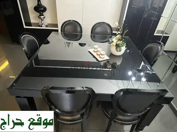 طقم طاولة سفرة فاخر + 6 كراسي جلد فاخر - كالجديد!