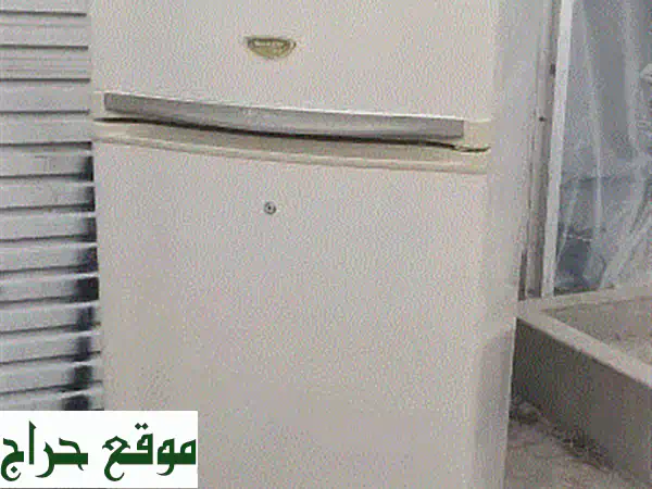 ثلاجة للبيع - تبريد ممتاز بسعر لا يُقاوم! (باب مجمد به شرخ صغير)