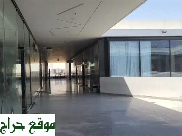 مكاتب ومعارض تجارية فاخرة للإيجار في منطقة الضجيج - مساحات مثالية لأعمالك!