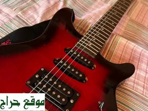 Rogue RR100 Rocketeer: جيتار كهربائي أحمر يُلهم موسيقاك! 🔥