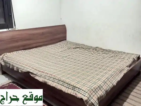 سرير وفراش بحالة ممتازة - فرصة لا تُفوّت بـ 200 دولار فقط!