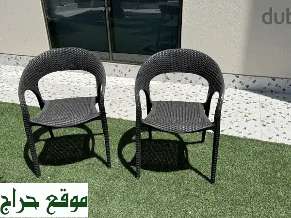 كرسيان خارجيان أسودان أنيقان - مثاليان للحديقة...