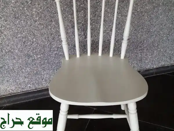 كرسي أبيض أنيق من الخشب: راحة فاخرة بسعر لا يُقاوم...