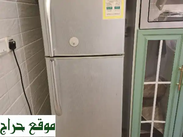 ثلاجة منزلية نظيفة شبه جديدة للبيع - فقط 1200 ريال!