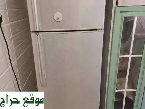 ثلاجة منزلية نظيفة شبه جديدة للبيع - فقط 1200 ريال!