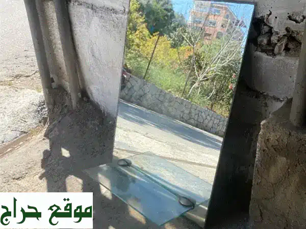 مراية حمام أنيقة مع رف - تصميم عصري وعملية مثالية!