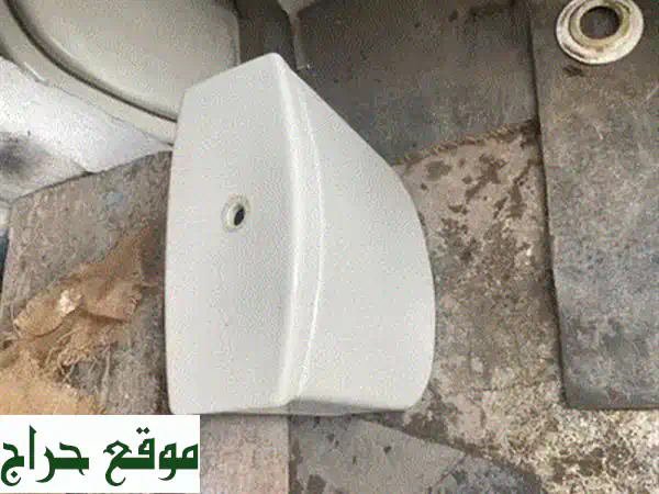مراية حمام أنيقة مع رف - تصميم عصري وعملية مثالية!