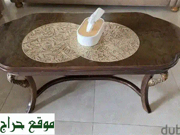 طاولة حفر عتيقة فريدة: قطعة فنية تُضفي سحراً على منزلك