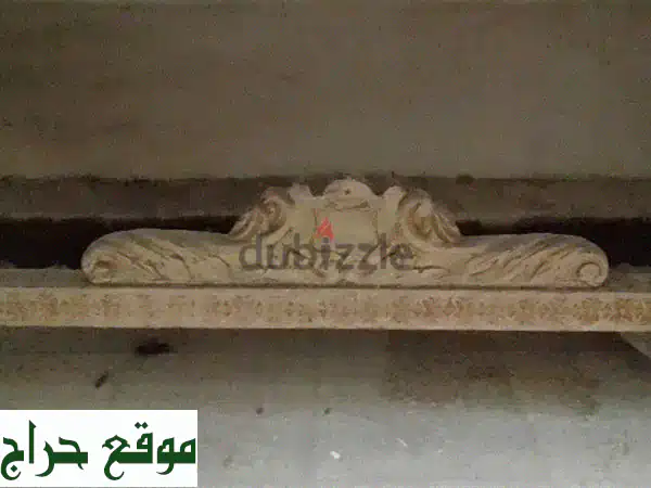طاولة حفر عتيقة فريدة: قطعة فنية تُضفي سحراً على منزلك
