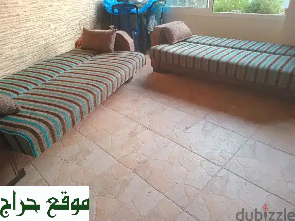 طقم صالة فاخر شبه جديد بسعر مغرٍ - فرصة لا تُفوّت!