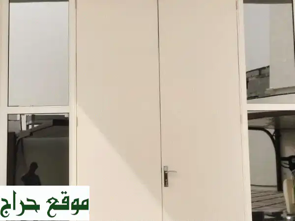 اعلان لبيع الباب في ثلاث مواقع باب خشبي درفتين في حالة جيدة ارتفاع. 333 متر وعرض 2.2 متر استخدام ...
