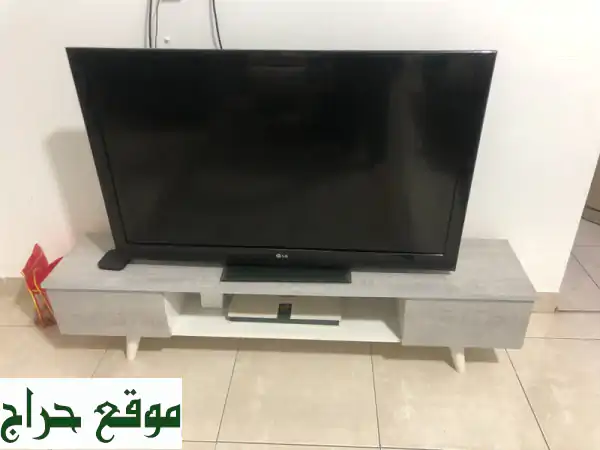 فرصة ذهبية! تلفزيون 47 بوصة + طاولة + ستاند بـ 50 دينار فقط!