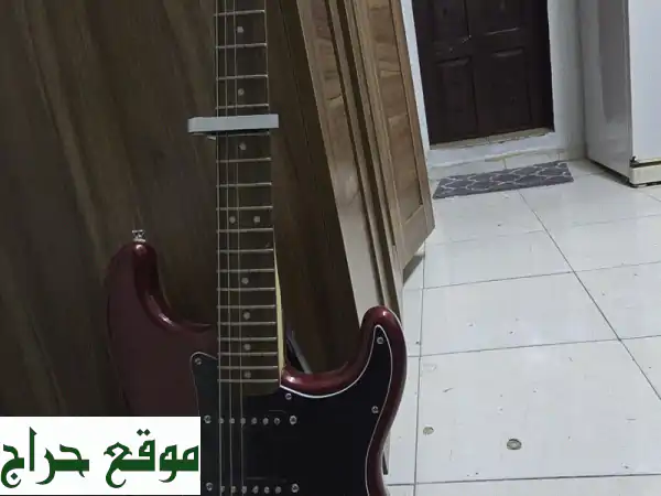 جيتار كهربائي شبه جديد - حالة ممتازة! مع جميع الملحقات