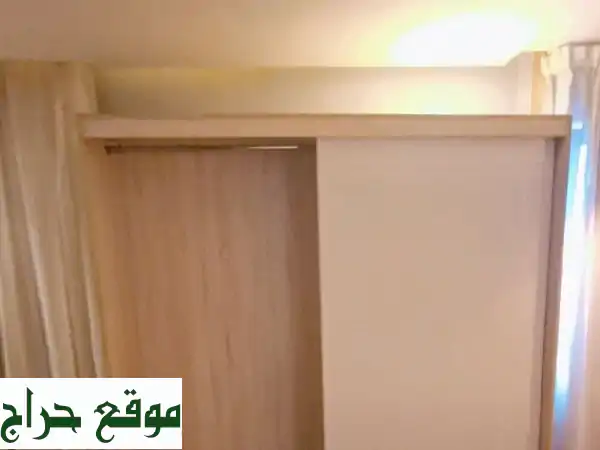 فرصة رائعة! أثاث منزلي شبه جديد للبيع بالرياض - دولاب، تسريحة، كومدين، وثلاجة صغيرة