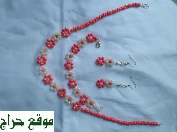 أكسسوارات يدوية فريدة: أساور، أقراط، وقلائد...
