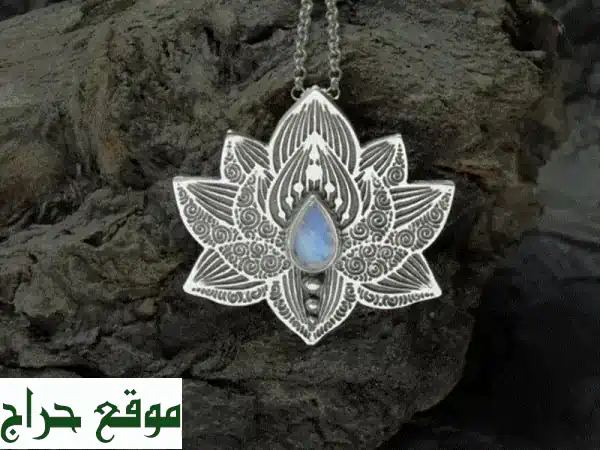 قلادة زهرة اللوتس الساحرة: أناقة لا تُقاوم بـ 19 درهم فقط!