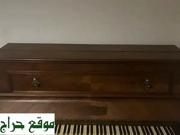 بيانو خشبي فاخر مستعمل - فرصة ذهبية لعشاق الموسيقى!